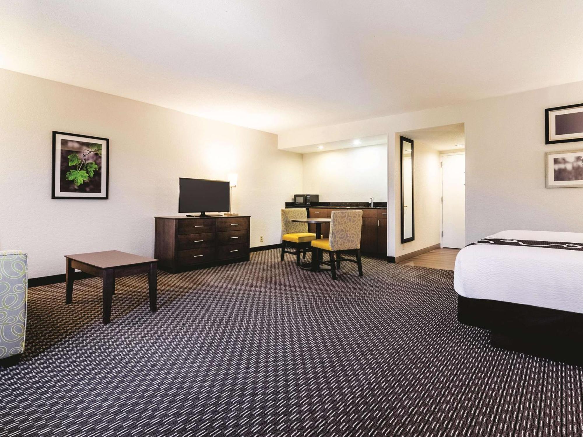 Deluxe King Suite