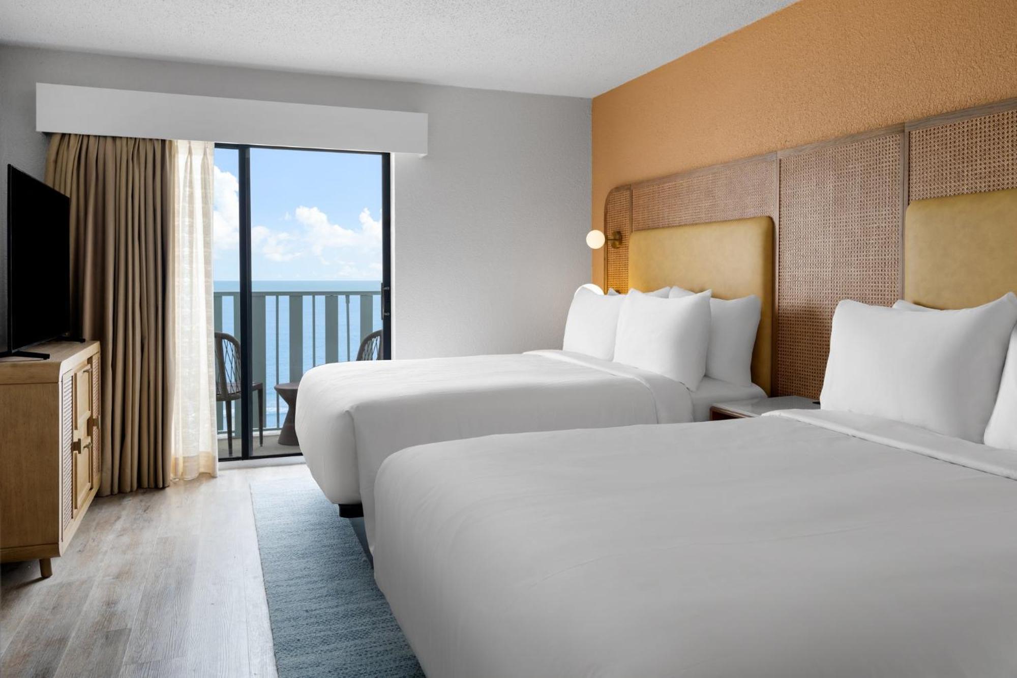 Queen Suite Two Queen Bed One Sofa Bed Oceanfront,1697387021:JPEG