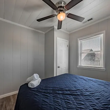 Immaculate Home With Putting Green And Private Pool! Pet Friendly 6 Bedroom- 4 Bath Duplex A&B-3